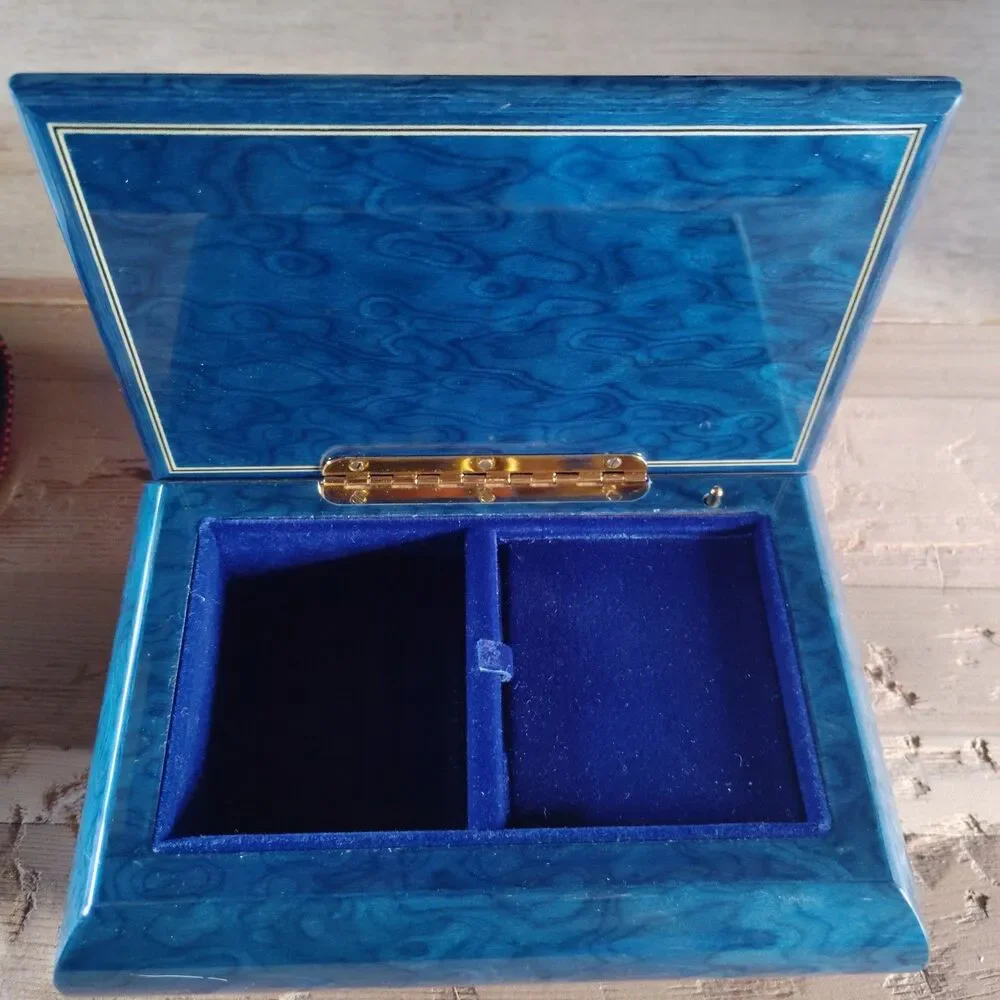 Unione Artigiani Intarsio Sorrentino Music Box SR 42 Movement Romeo & Juliet